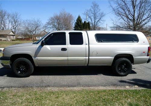 2005 chevy silverado 1500 extended cab pickup w/cap, 4wd in very good condition