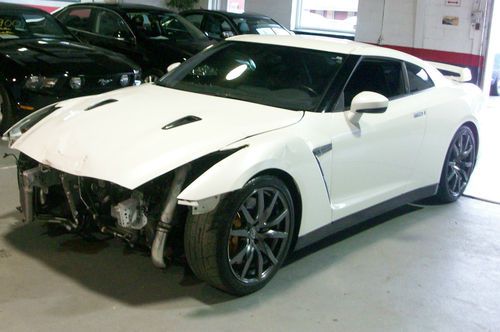 2012 nissan gt-r premium coupe 2-door 3.8l