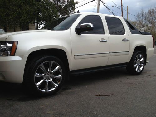 2010 chevy avalanche ltz, pearl white, 22" factory wheels