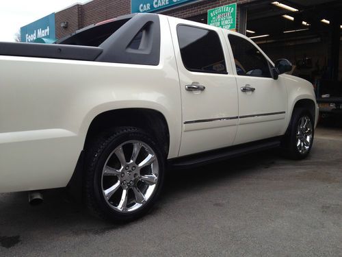 Sell Used 2010 Chevy Avalanche Ltz Pearl White 22 Factory Wheels