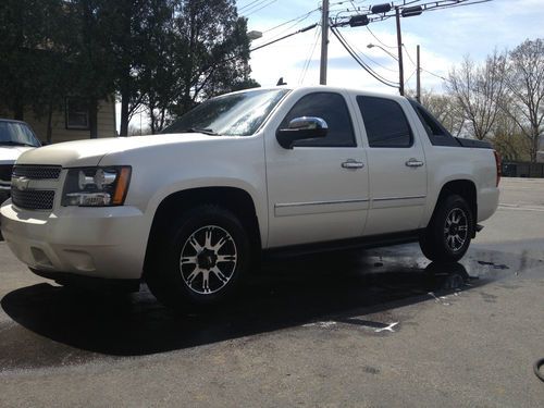 Sell Used 2010 Chevy Avalanche Ltz Pearl White 22 Factory Wheels