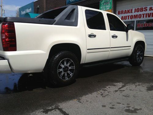 Sell Used 2010 Chevy Avalanche Ltz Pearl White 22 Factory Wheels