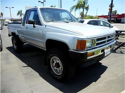 Cherry 1987 toyota pickup truck 4x4 4 cylinder insanely clean - no reserve!!