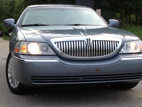 2004 lincoln town car  signature / nice and loaded