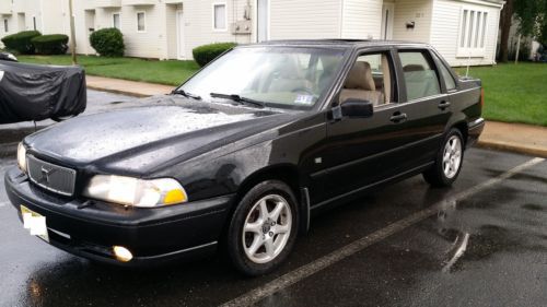 1999 volvo s70 non turbo, very rare to find it in 5 speed (manual) w/leather.