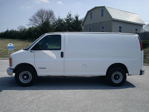 2002 chevrolet express 2500 full sized cargo van * 4x4 * very well maintained!!