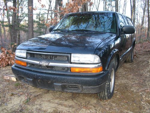 Runs great!!!!!!! 2000 chevy s10 v6 with bed cap