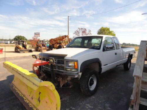 2000 chevrolet plow truck has engine noise as is condition, snow plow works good
