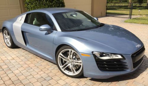 R8 4.2 manual 4700 miles 1 owner premium package leather package