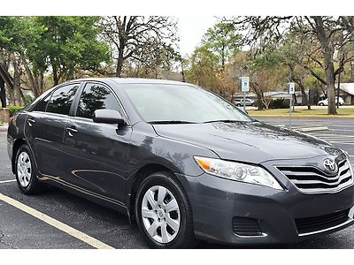 2010 toyota camry le, leather, 26 k miles , clean!!
