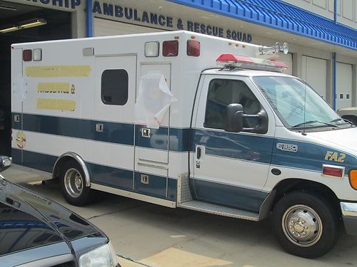 2005 ford e350 super duty ambulance in mint condition  ambulance