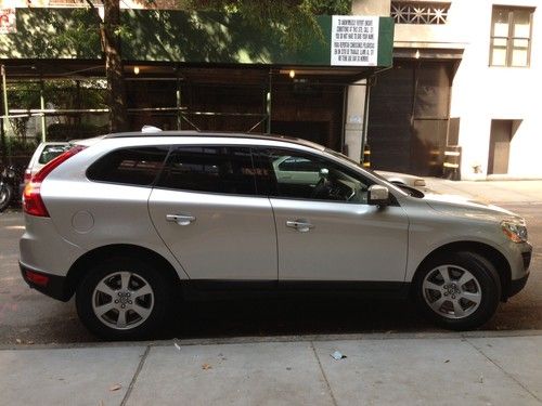 2010 volvo xc60 3.2awd silver/black, premium/climate packages, 31k mil - $27k