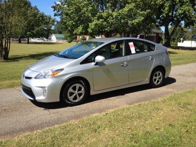 2013 prius 28 miles, silver repairable repaired salvage rebuilt %100 ready to go