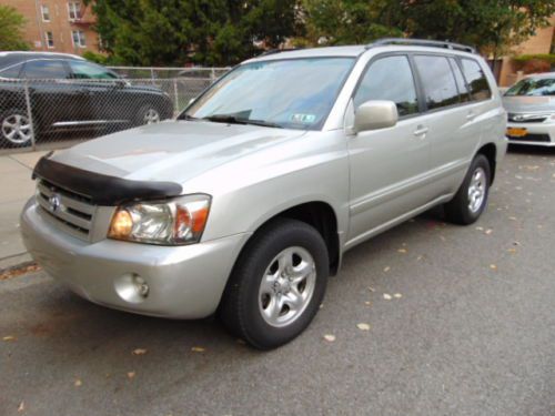 Amazing 2004 toyota highlander 4 cil. fwd  super clean inside and out!