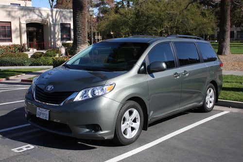 2011 toyota sienna le mini van 5-door 3.5l ** dvd, back up camera, new tires!!