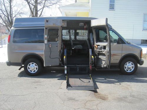 Wheelchair accessible disabled handicap van wheel chair lift low miles