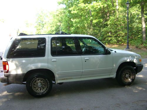 2000 Ford Explorer XLS Sport Utility 4-Door 4.0L, image 4