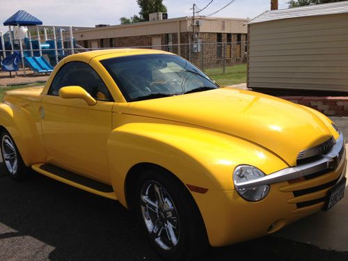 Beautiful yellow 2004 chevy ssr - only 22,000 mi