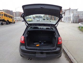 Black vw rabbit 2008 2.5, 2 doors&lt; 5 speed, manual transmition