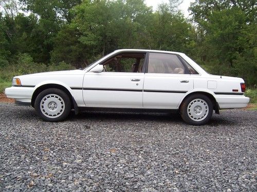 Classic 1990 toyota camray v6 le, real clean car, needs transmission repaired