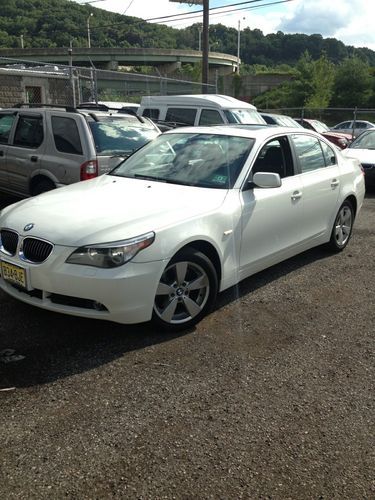 06 bmw 525 xi. whitee and black, perfect condition.