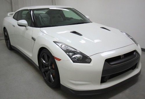 Pearl white gt-r twin turbo 3.4 v6 awd white interior clean carfax .mfg warranty