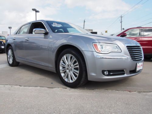 Certified 5.7l hemi navigation back up camera warranty one owner good miles