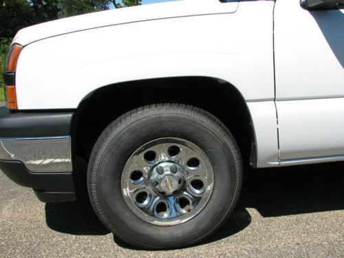 2006 Chevrolet 1500 WT 4X4 8 ft. bed  cap with 17K miles one owner, image 2