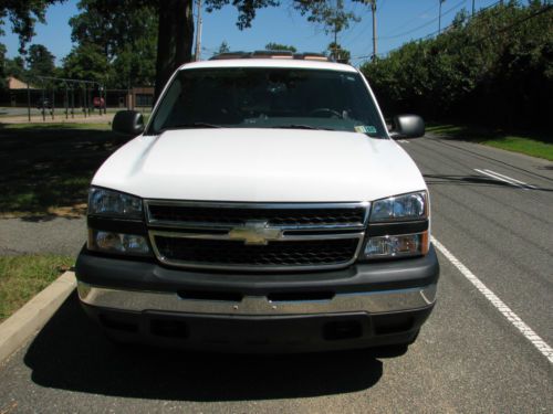 2006 Chevrolet 1500 WT 4X4 8 ft. bed  cap with 17K miles one owner, image 3