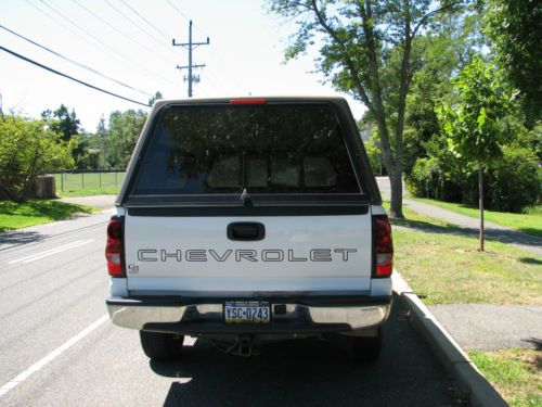 2006 Chevrolet 1500 WT 4X4 8 ft. bed  cap with 17K miles one owner, image 5