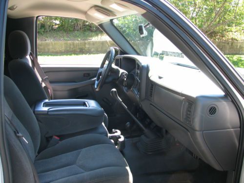 2006 Chevrolet 1500 WT 4X4 8 ft. bed  cap with 17K miles one owner, image 6