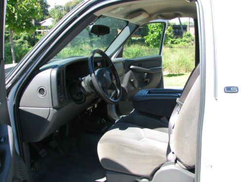 2006 Chevrolet 1500 WT 4X4 8 ft. bed  cap with 17K miles one owner, image 7