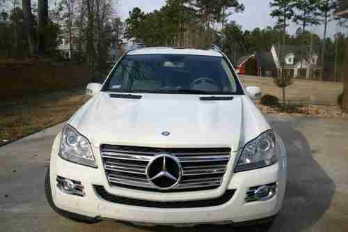BEAUTIFUL 2010 MERCEDES-BENZ GL550 4-MATIC, LOADED, SERVICED AT DEALERSHIP, image 2