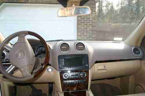 BEAUTIFUL 2010 MERCEDES-BENZ GL550 4-MATIC, LOADED, SERVICED AT DEALERSHIP, image 3
