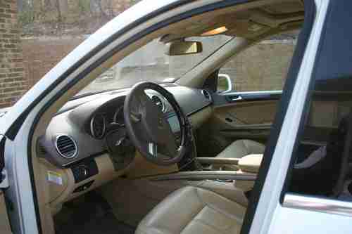 BEAUTIFUL 2010 MERCEDES-BENZ GL550 4-MATIC, LOADED, SERVICED AT DEALERSHIP, image 4