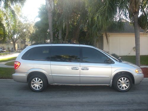 2005 chrysler town n country touring edition * clean inside and out