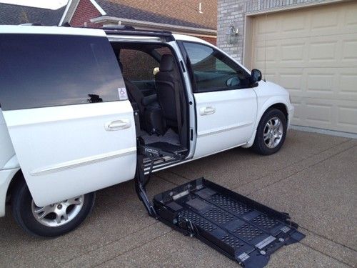 2003 dodge grand caravan ex 4-door 3.8l van with braun wheelchair lift