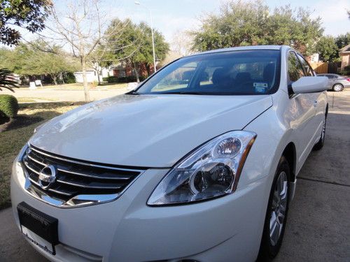 Nissan altima sedan 4-door only 3400 miles