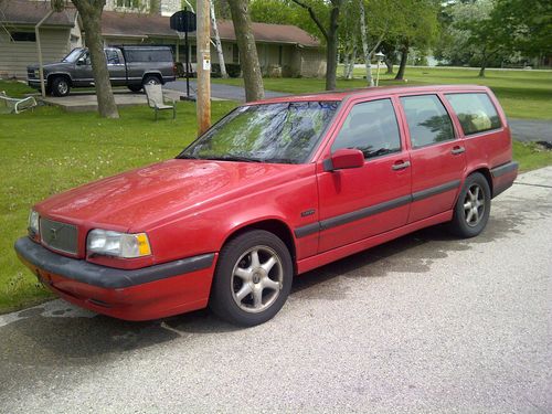 1997 volvo 850 glt wagon 4-door 2.4l - w/ oil leak and needs suspension work