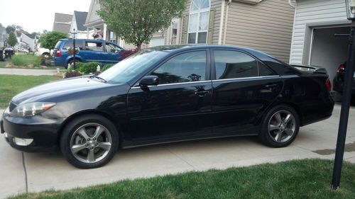 2005 toyota camry se - black, sleek and sporty!