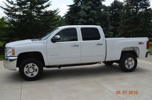 Low low miles 19k 2010 chevy 2500hd 4x4  z-71 lt crew cab 6.0 gas short box