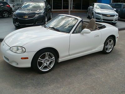 Good looking 04 miata mx-5 soft top