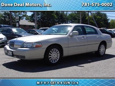 2004 lincoln town car signature edition with 48000 all original miles. very cle