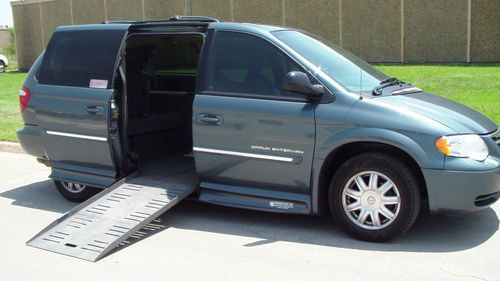 2006 chrysler town &amp;country handicap wheelchair lift ramp van like dodge caravan