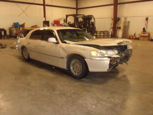 2002 lincoln town car cartier sedan 4-door 4.6l