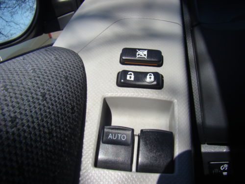 2011 TOYOTA YARIS 5 SPEED MANUAL HATCHBACK SUPER LOW MILES FUEL SAVER NO RESERVE, image 38