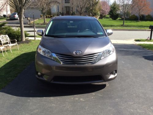 2011 toyota sienna xle mini 8 passenger van 5-door 3.5l, dvd ,nav. sunroof,leath