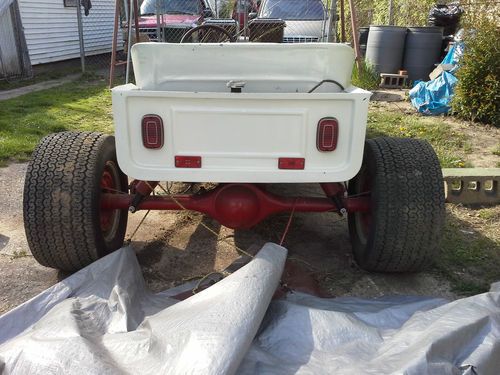 23 t-bucket  white fiberglass body