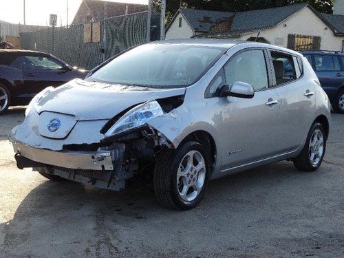 2011 nissan leaf damaged rebuilder economical only 15k miles priced to sell!!