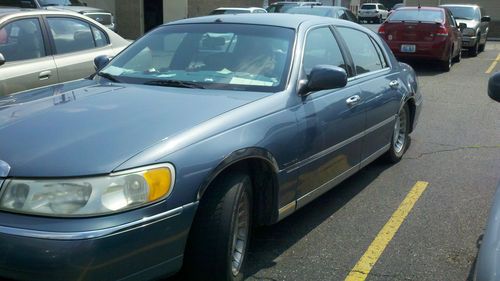 1999 lincoln towncar 149,898 miles have key starts and runs air suspension leaks